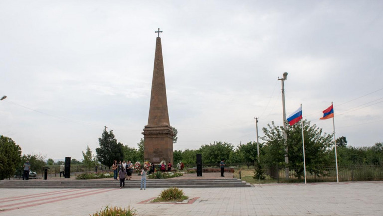 Заглавное фото. Мемориал русским воинам, павшим в Ошаканской битве