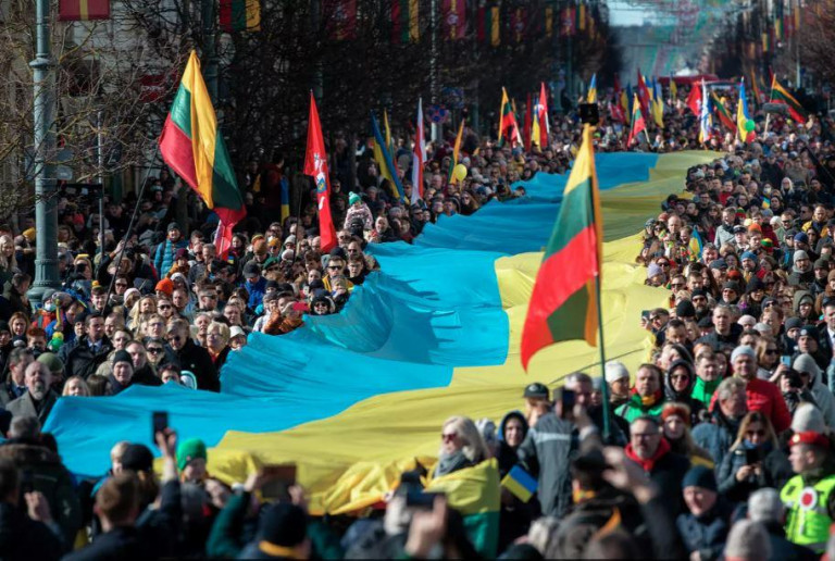 Заглавное фото: Украинские беженцы принесли с собой в Литву не только украинские флаги и шествия с ними, но и русский язык, на котором, оказывается, они предпочитают говорить