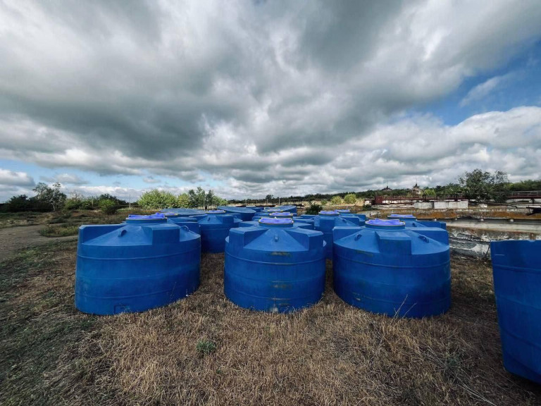 На заглавном фото: В Макеевке запустят онлайн-контроль за наполнением водой синих бочек на улицах