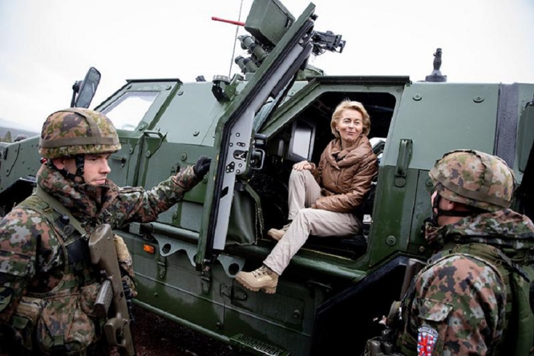 Заглавное фото: Похоже, что «гарантии безопасности» Украине может дать только лично Урсула фон дер Ляйен.