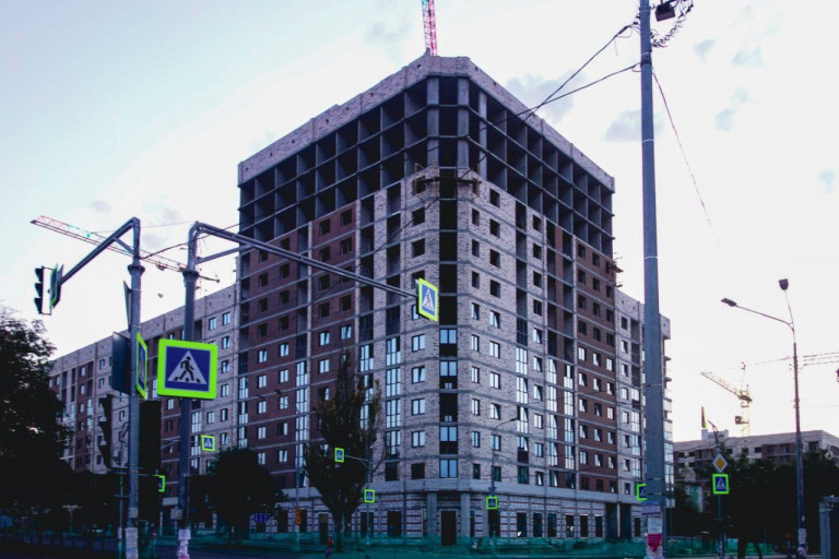 На заглавном фото: Новостройка Мариуполя