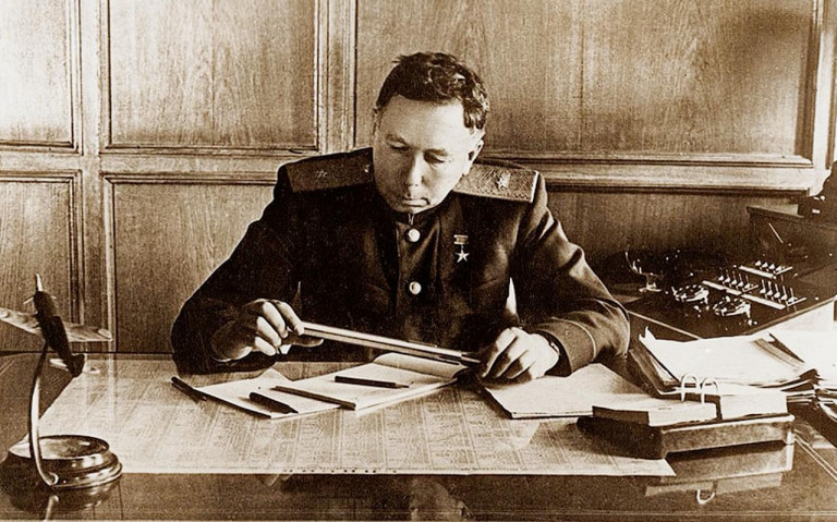 Заглавное фото. Авиаконструктор Семён Лавочкин в своём кабинете