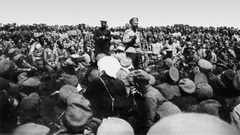 На заглавном фото: 1917 год, митинг