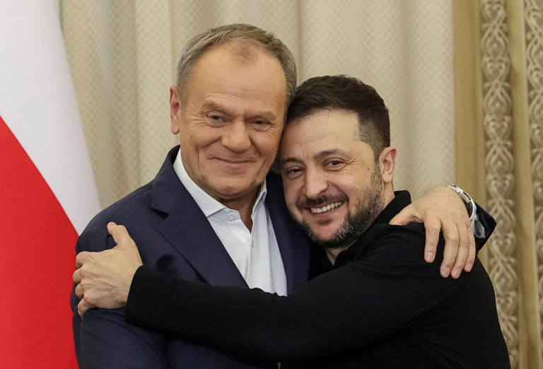 На заглавном фото: Зеленский с Туском "порешали" ввести на Украину польский военный контингент