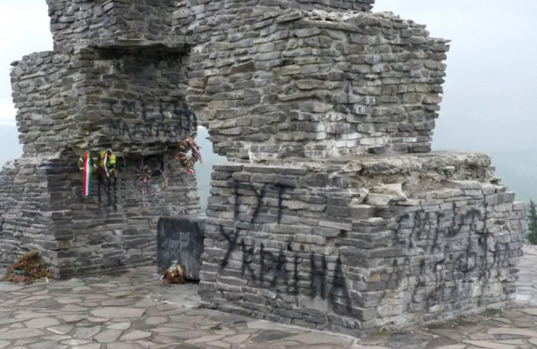 На заглавном фото: Осквернённый украинскими нацистами памятник на Верецком перевале