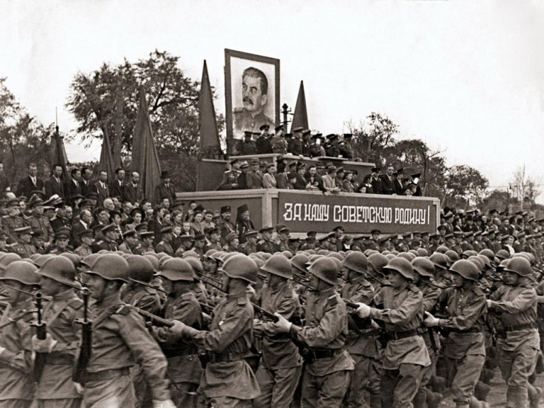 Заглавное фото. Советские войска торжественно маршируют по улицам Харбина во время парада Победы 16 сентября