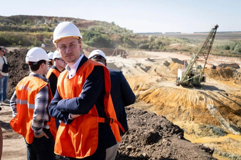 На заглавном фото: Американцы впервые посетила украинские месторождения в Кировоградской области – с тем, чтобы оценить возможности добычи и переработки природных ресурсов по соглашению о недрах, поведал публике министр экономики Украины пан Соболев