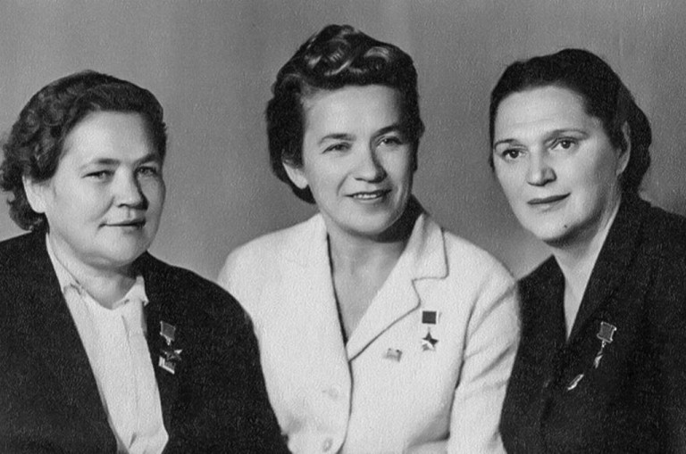 Заглавное фото. Участницы ликвидации Кубе Надежда Троян, Мария Осипова и Елена Мазаник