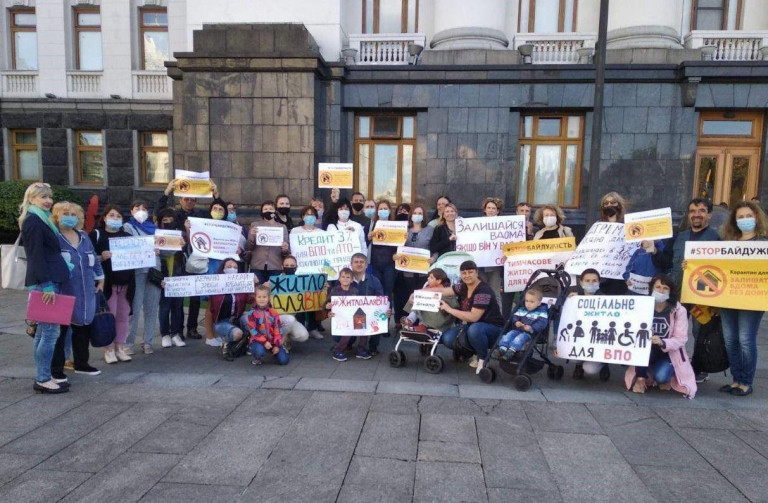 Заглавное фото: Беженцы регулярно устраивают митинги, пытаясь привлечь внимание к своим проблемам, однако эффекта от этих митингов пока нет.