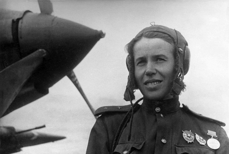 Заглавное фото. Лётчица Анна Тимофеева-Егорова возле своего самолёта