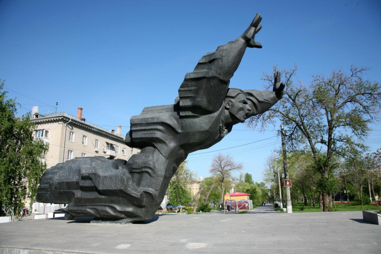 Заглавное фото. Памятник Михаилу Паникахе в Волгограде