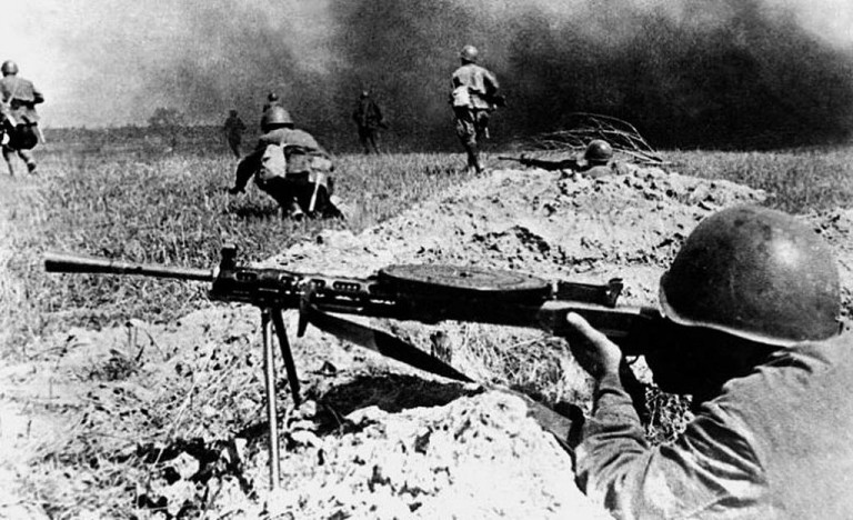 Заглавное фото. Бойцы Красной Армии ведут бой под Можайском