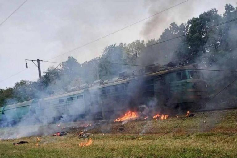 На заглавном фото: Черниговская область, уничтоженный беспилотниками ВС РФ локомотив