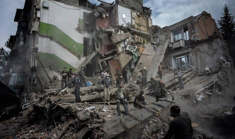 На заглавном фото: Последствия авианалёта вооружённых формирований Украины на городок Снежное в ДНР, 15 июля 2014 года. Тогда это казалось просто невозможным, но это было реальностью...