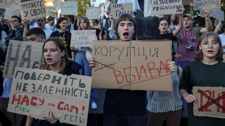 На заглавном фото: Недавние "антикоррупционные" митинги на Украине