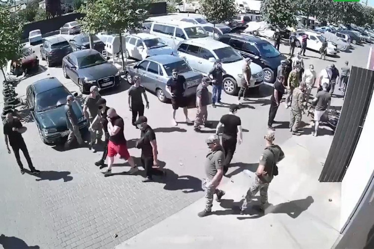 Заглавное фото: Массовая драка мужчин с военкомами на станции техобслуживания машин в Одессе