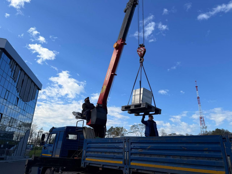 На заглавном фото: Строители из Санкт‑Петербурга доставили постамент под бюст адмирала Павла Нахимова в Мариупольский филиал Нахимовского военно‑морского училища