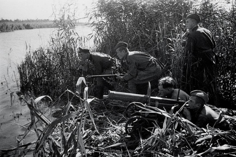 Заглавное фото. Советские бойцы и командиры готовятся форсировать Днепр 