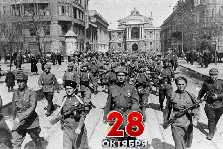 На заглавном фото: Воины РККА в освобождённой от фашистов Одессе