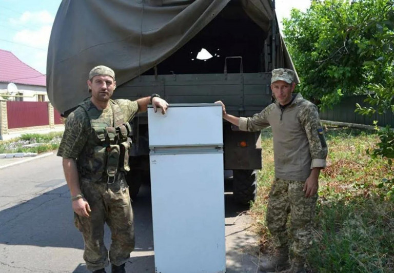 На заглавном фото: Раньше ВСУ просто мародёрили, теперь украинские депутаты предлагают мародёрить "на законных основаниях". А для беженцев ввести "квартирную повинность" и заставить их платить за разграбленное утраченное жильё – мол, коммуналка сама себя не оплатит...