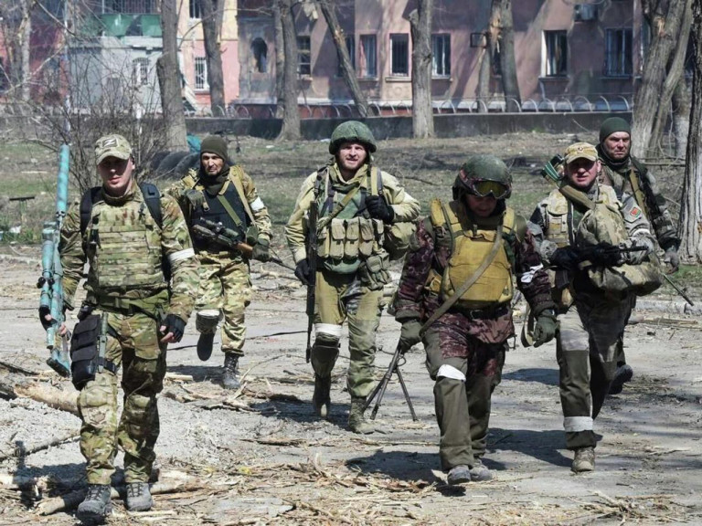 На заглавном фото: белорусские добровольцы на защите Донбасса