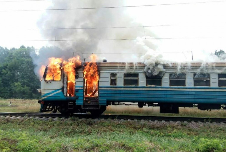 Заглавное фото: Поезда «Укрзализныци» горят на ходу не только от российских дронов, но и сами по себе, как этот поезд под Винницей, загоревшийся во время движения – ресурсы действительно на исходе