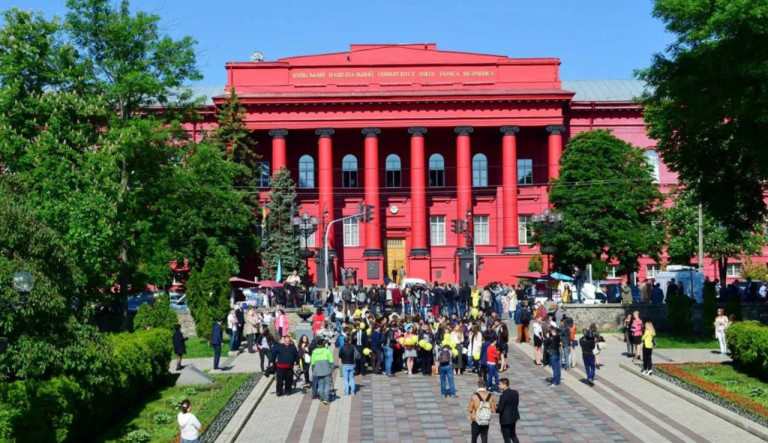 На заглавном фото: Интересно, чему удивляются "мовнюки", если главный университет Украины –  Киевский национальный университет имени Т. Г. Шевченко – основан указом императора Николая I 8 (20) ноября 1833 года как Императорский университет Святого Владимира. Русский мир изначально был здесь...