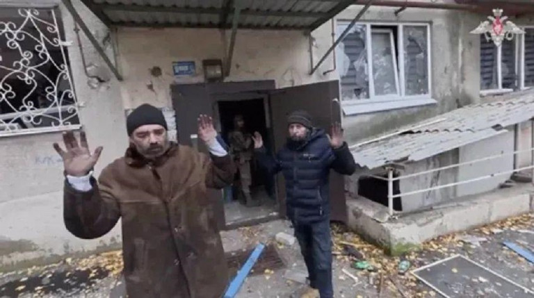 На заглавном фото: Боевики ВСУ в Красноармейске, взятые в плен нашими военнослужащими