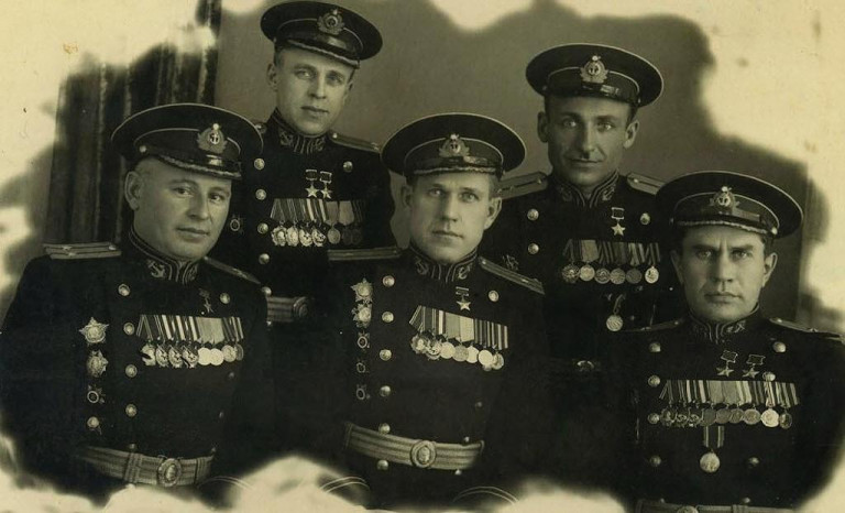 Заглавное фото. Легендарный разведчик Виктор Леонов (крайний справа) со своими сослуживцами