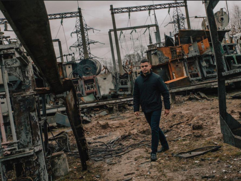 Заглавное фото: Сгоревший черниговский энергоблок, фото Guardian.