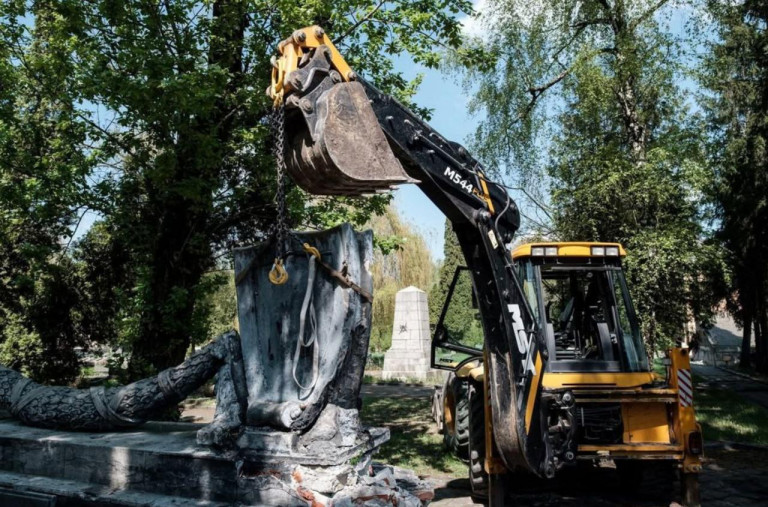 На заглавном фото: Уничтожение захоронение советских воинов во Львове