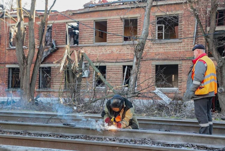 На заглавном фото: "В Таганроге повреждены жилые дома и социальные объекты. Один из многоквартирных домов восстановлению не подлежит — жильцам предоставим новое жильё" – губернатор Ю. Слюсарь