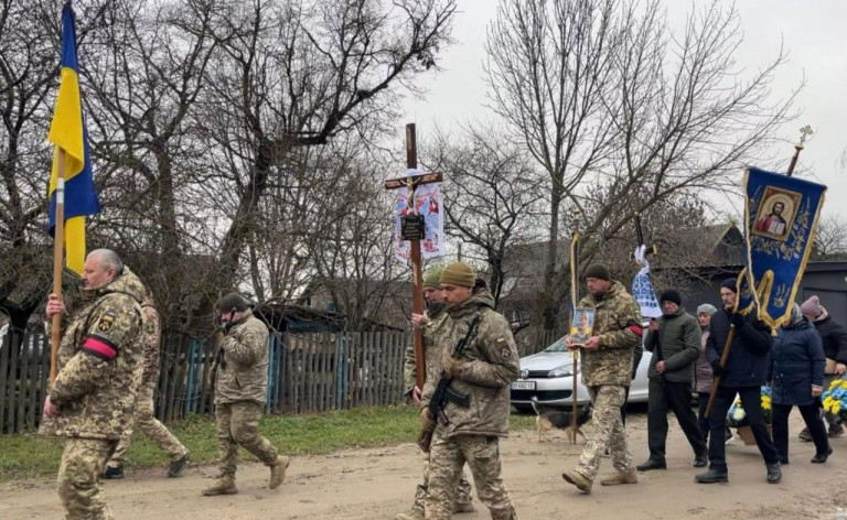 На заглавном фото: Картина, ставшая на Украине обыденностью...