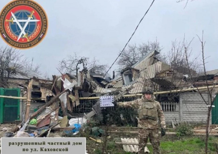 На заглавном фото: последствия сброса фугасной авиабомбы с БПЛА ВСУ в Горловке. 