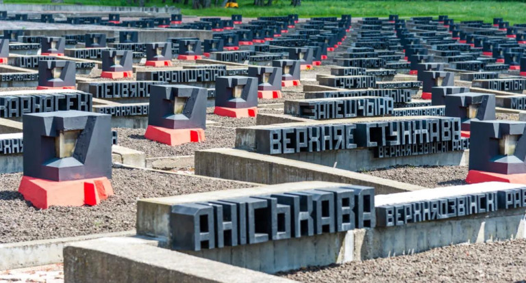 На заглавном фото: Мемориальный комплекс "Хатынь" – сожжённые гитлеровцами и их пособниками деревни Белоруссии...