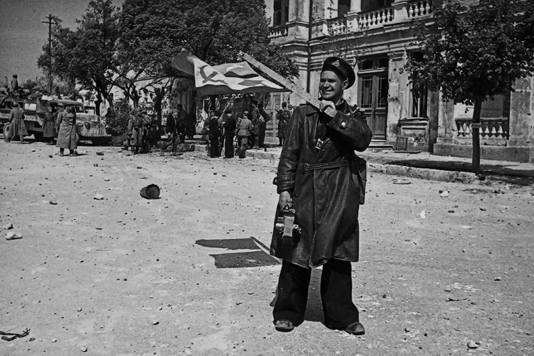 Заглавная иллюстрация Заглавное фото. Фотограф Евгений Халдей в освобождённом Севастополе . 1944 года.