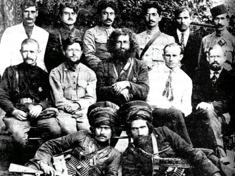 Заглавная иллюстрация. Персидские революционеры и советские военспецы на фотографии 1920 года