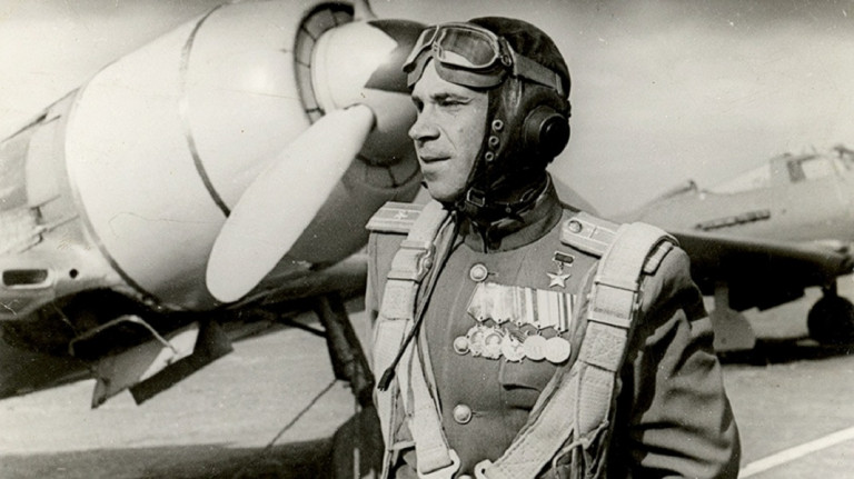 Заглавное фото. Лётчик Борис Ковзан возле своего самолёта