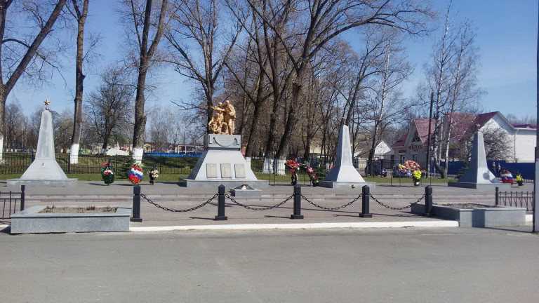 Заглавное фото. Мемориальный комплекс воинам-освободителям  в посёлке Локоть