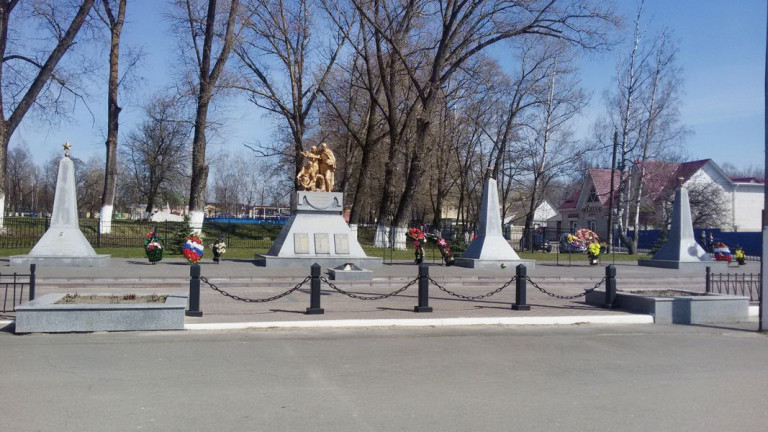 Заглавное фото. Мемориальный комплекс воинам-освободителям  в посёлке Локоть