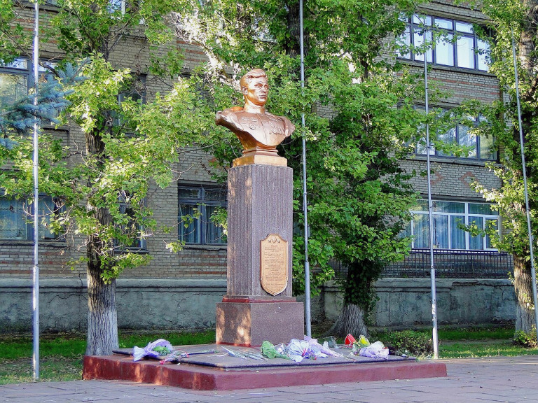 Заглавное фото. Памятник лётчику Николаю Семейко в Славянске