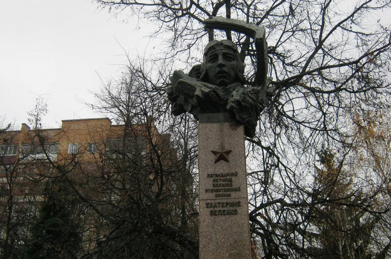 Заглавное фото. Памятник лётчице Екатерине Зеленко в Курске