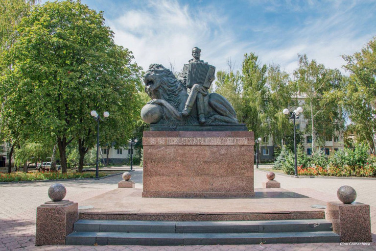 Заглавное фото. Памятник воину РККА-победителю, освободившему Антрацит от фашизма
