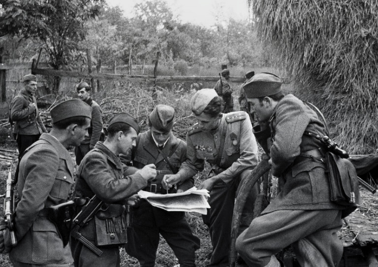 Заглавное фото. Советские и болгарские военнослужащие координируют наступление на немецкие позиции
