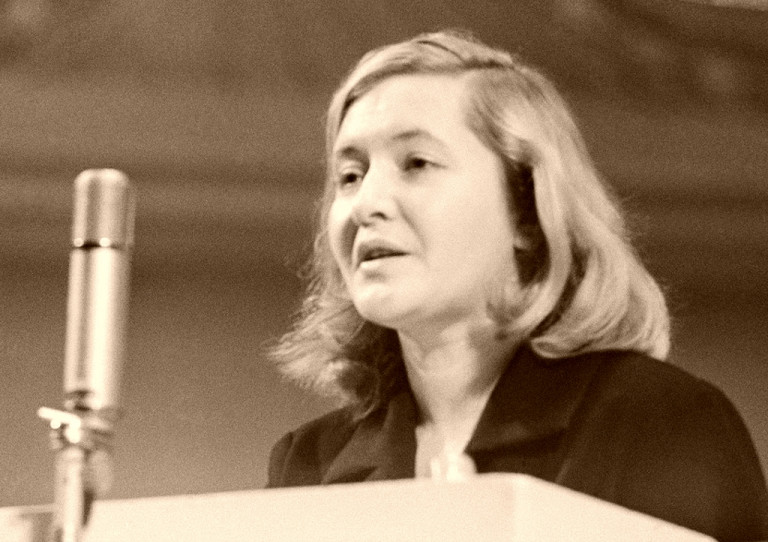 Заглавная иллюстрация. Поэтесса Юлия Друнина читает свои стихи, 1964 г. Фото Владимира Савостьянова и Валентина Мастюкова. Фотохроника ТАСС.