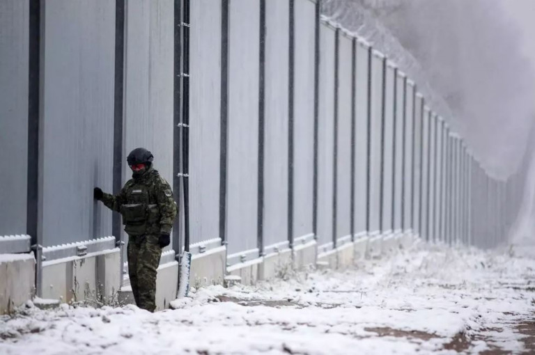 На заглавном фото: Забор на польско-белорусской границе 