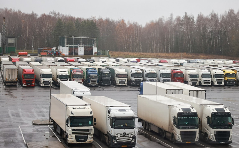 Заглавное фото:  Литовские фуры на охраняемой стоянке в Белоруссии