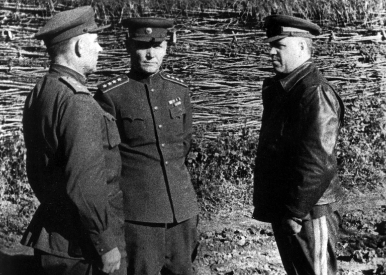 Заглавное фото. Командующий 53-й армией И.М.Манагаров (слева) докладывает заместителю Верховного Главнокомандующего Г.К. Жукову (справа) и командующему Степным фронтом И.С. Коневу (в центре) о подготовке к форсированию Днепра. Сентябрь 1943 г