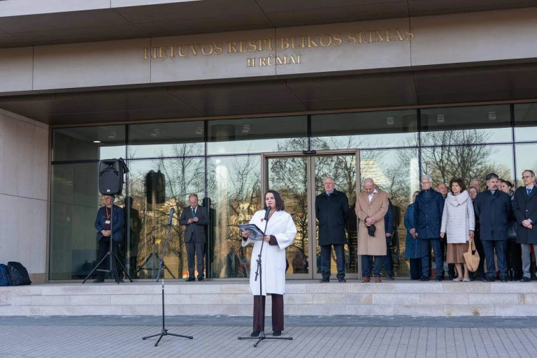 Заглавное фото: Тихановская выступает перед беглыми «змагарами» в Вильнюсе