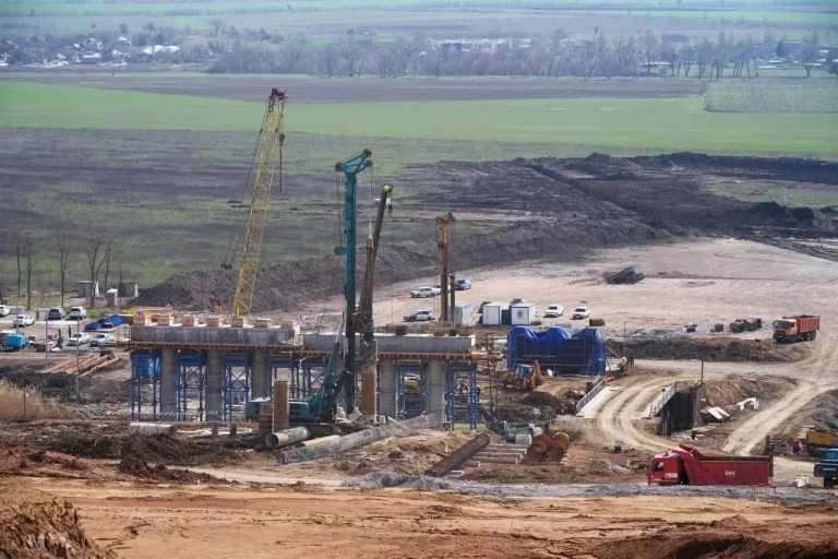 На заглавном фото: На юге ДНР продолжается строительство объездной дороги Мариуполя